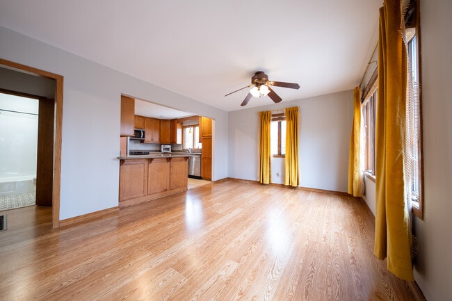 Building Photo - 1410 Juneau Ln N