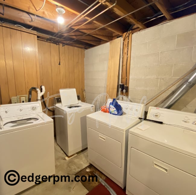 Building Photo - 211 1/2 Angie Dr