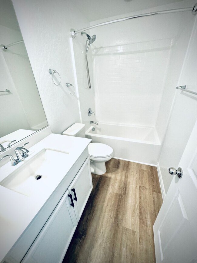 Building Photo - Spacious Three Story 3 Bed 3.5 Bath Smarth...