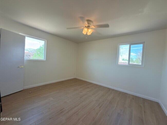 Building Photo - 7605 Parkland Dr
