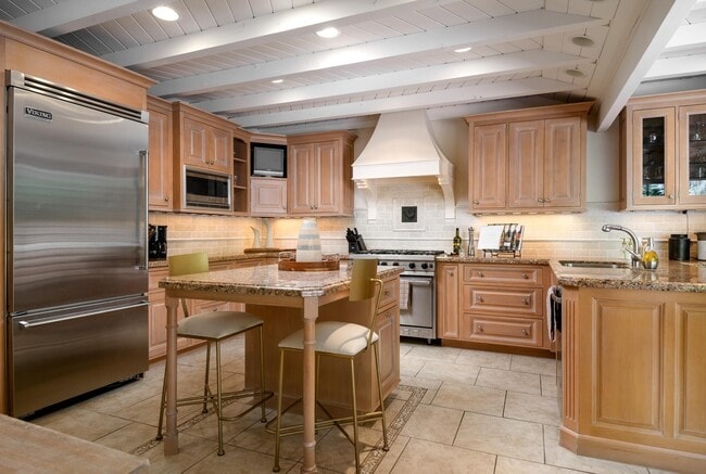 Building Photo - 905 Camino Viejo Rd
