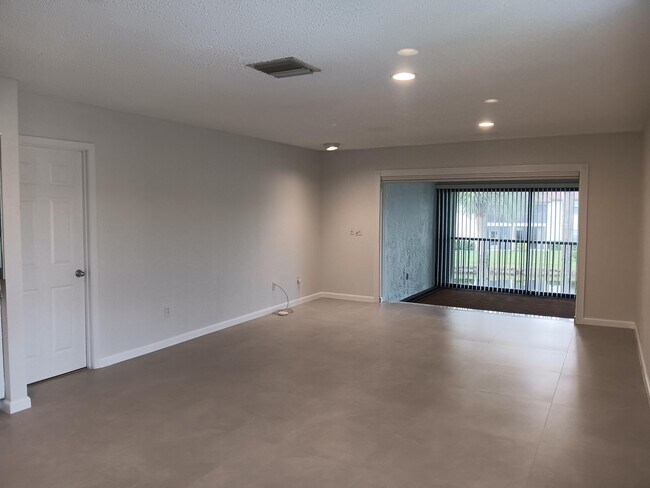 Building Photo - 8045 Eastlake Dr
