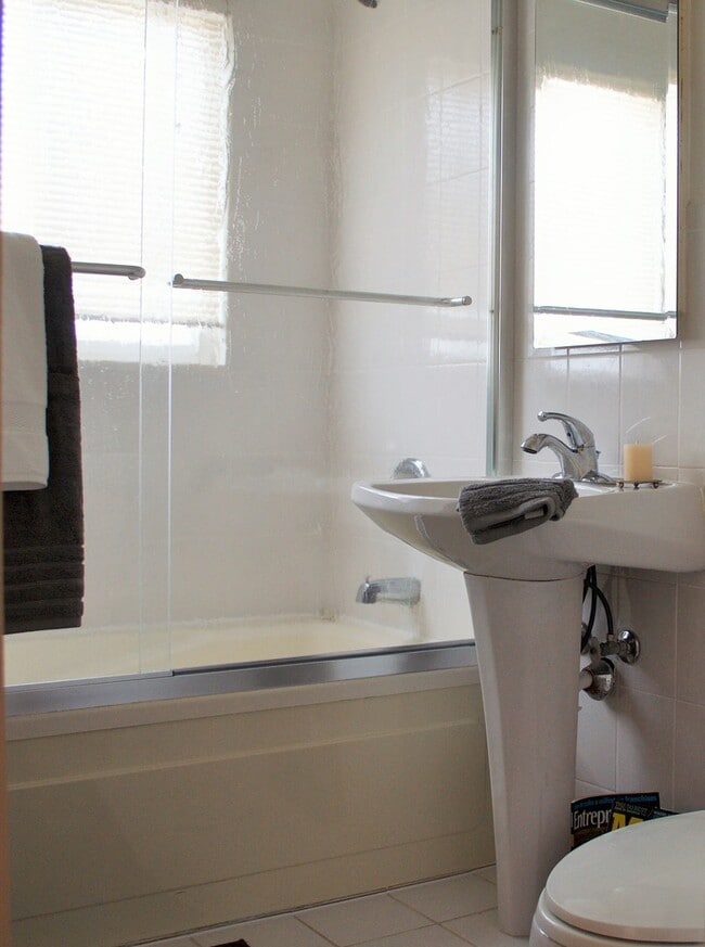 Building Photo - Cozy 3 Bedroom Home Near Hampden and I-25....