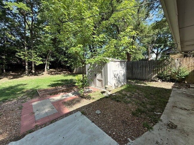 Building Photo - 1537 Hartford Rd