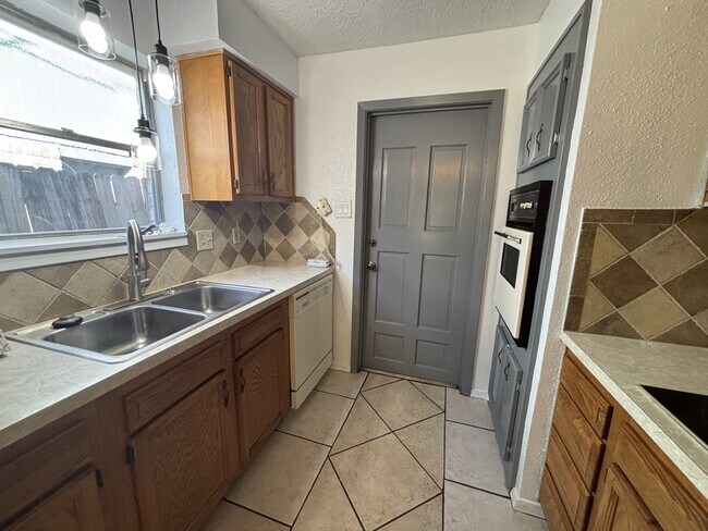 Building Photo - 9515 Water Park Ct