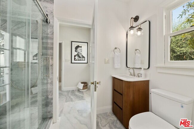 Building Photo - 802 Cochran Ave