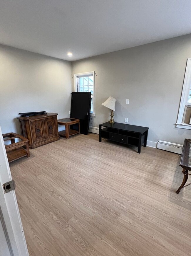 Building Photo - Pennington Rd, Ewing, NJ – 6BR / 2BA. Large single-family home near TCNJ with spacious driveway