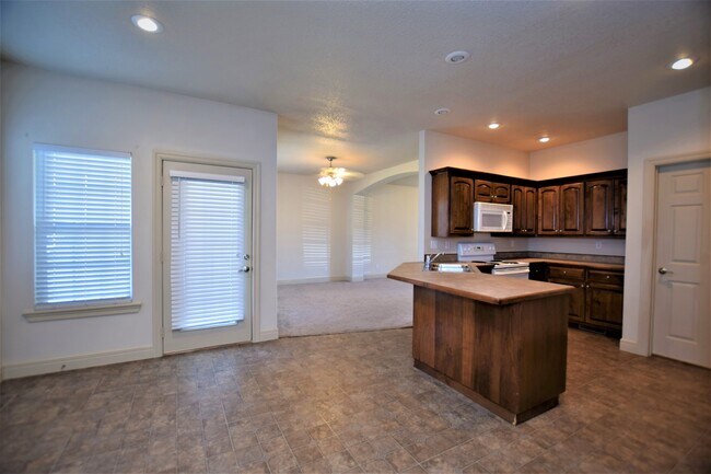 Building Photo - 1008 Southgate Circle