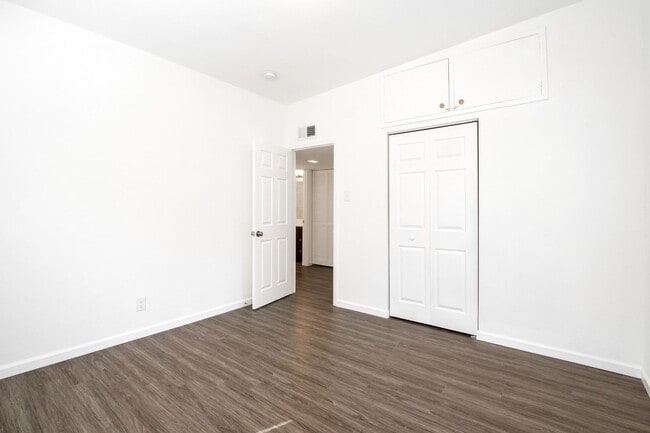 Building Photo - Great fully rehabbed Rental in University ...