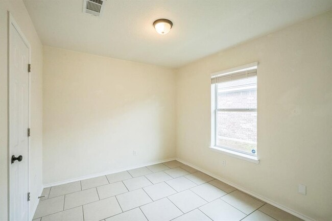 Building Photo - 224 Amber Ln