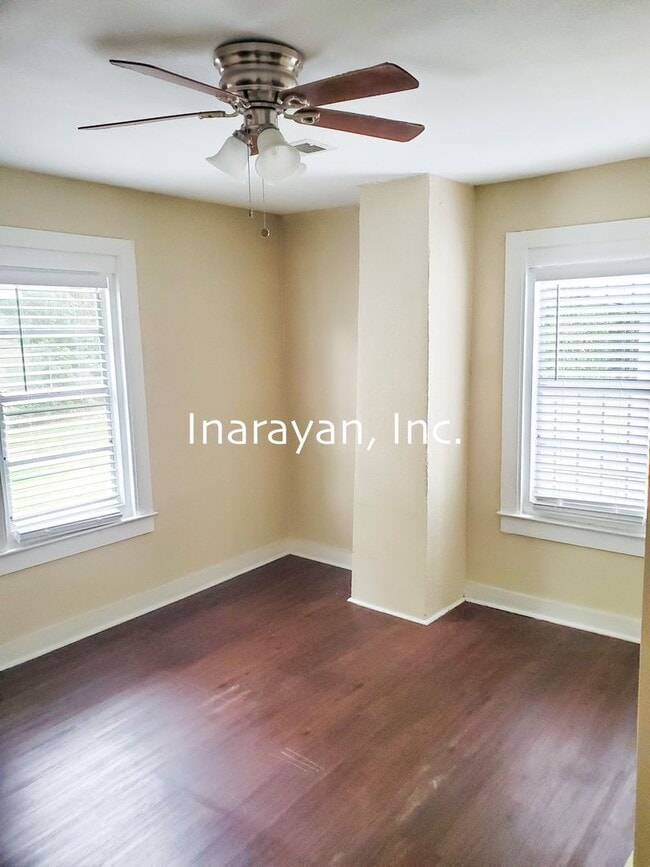 Building Photo - Cute 2/1 home with Florida room