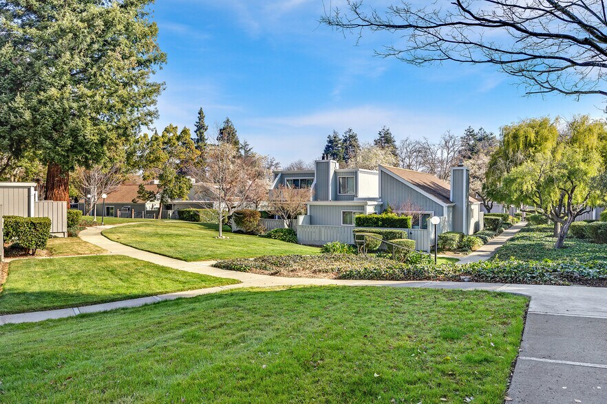 Building Photo - 7551 Maywood Dr
