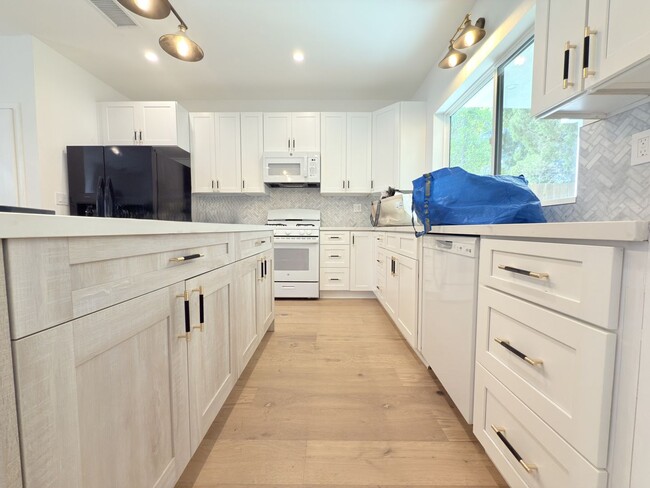 Building Photo - Beautifully Renovated 3-Bedroom Home in We...