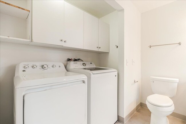 Building Photo - Lovely 3 bedroom, 2.5 bath townhouse with ...