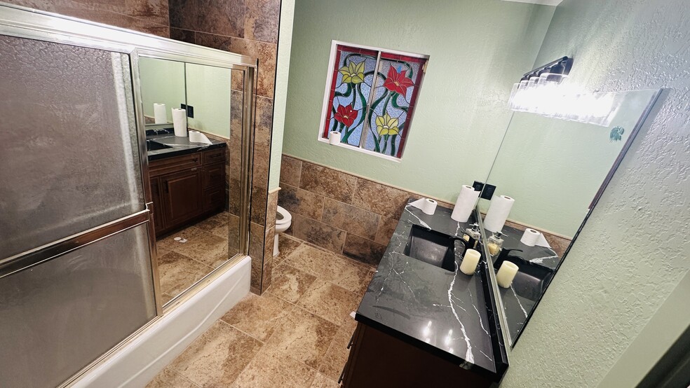 Attached bathroom for Lakeview Room - 15691 Wendell Park Dr