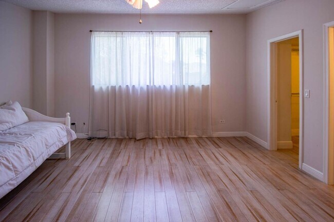 Building Photo - 2358 NW 37th Ave