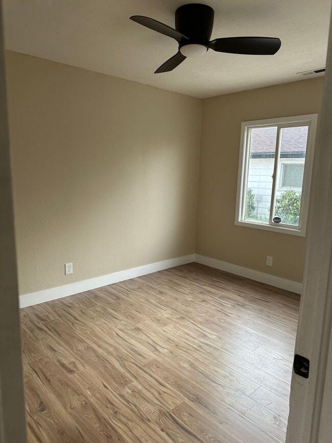 Building Photo - GORGEOUS Duplex in South Salt Lake!!!