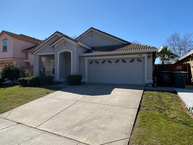 Building Photo - $400 MOVE IN BONUS! Fantastic 3 Bed, 2 Bat...