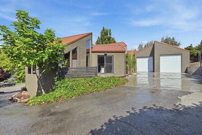 Building Photo - Remodeled Mid-Century 3-Bedroom, 2.5-Bath Home in a Highly Desirable Boise Neighborhood