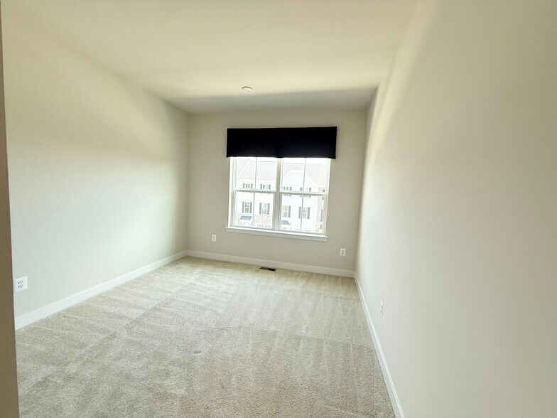 Second bedroom - 7841 Blackbriar Way