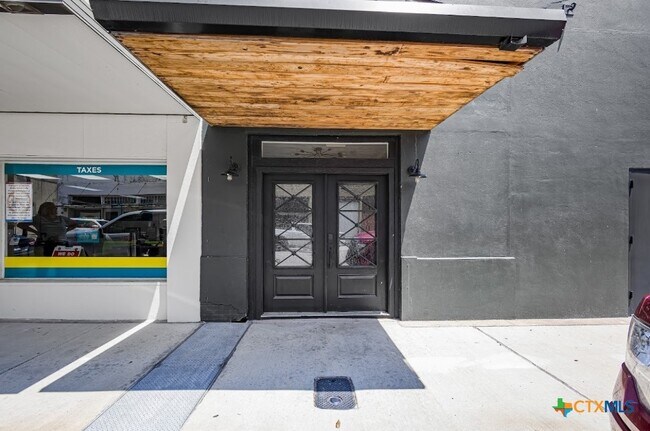 Building Photo - 123 W May St