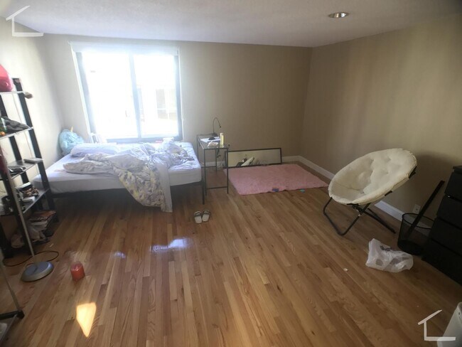 Building Photo - Charming 3 Bedroom-No Broker Fee