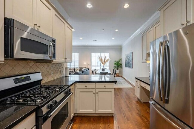 Building Photo - 2210 Mid Ln