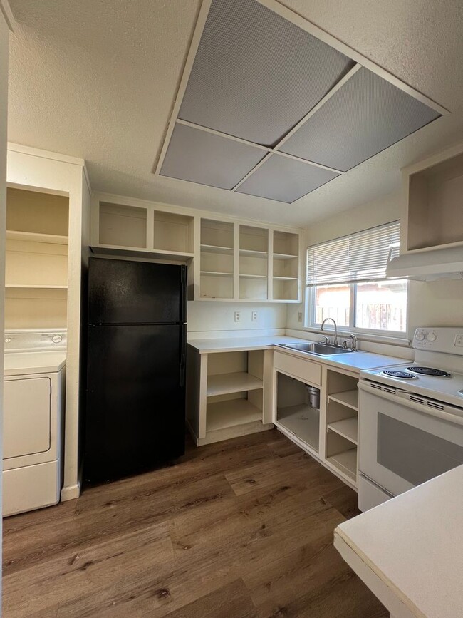 Building Photo - 3 bed 1.5 bath Home upper westside