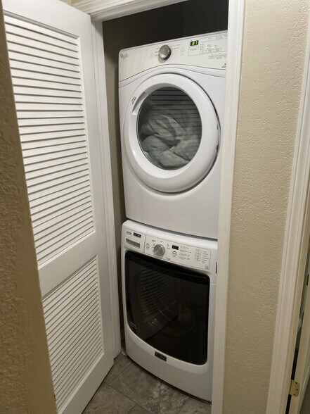 Building Photo - 2560 Lisa Dr