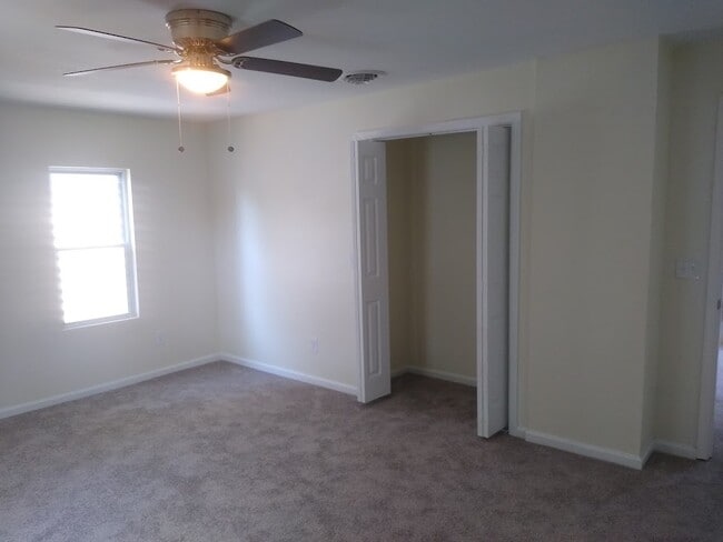 Building Photo - 907 Rugby St