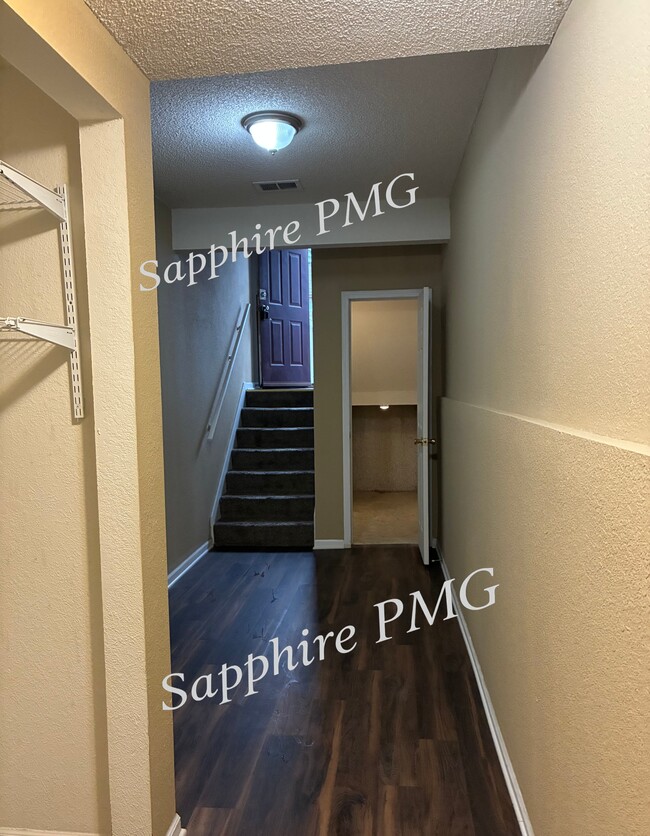 Building Photo - 5621 N Northwood Terrace