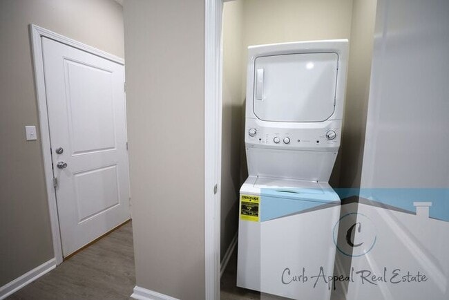 Building Photo - Luxury 2 bed 2 bath apartment - new construction!! Washer, dryer and utilities included!!