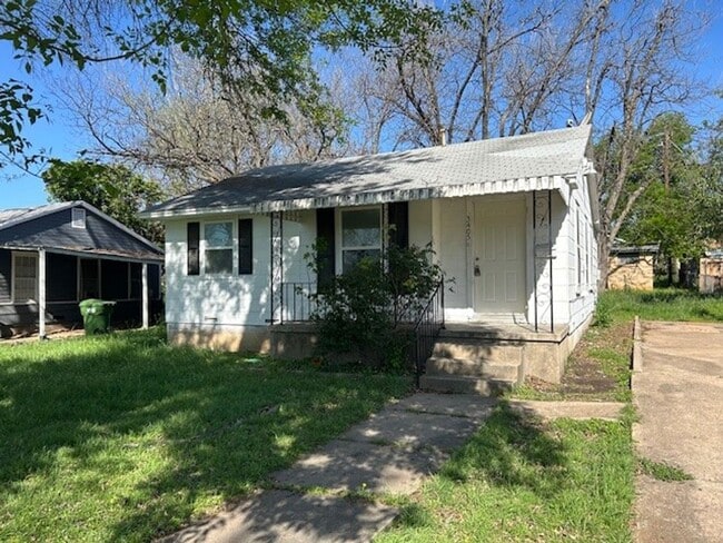 Building Photo - Spacious 2 Bedroom