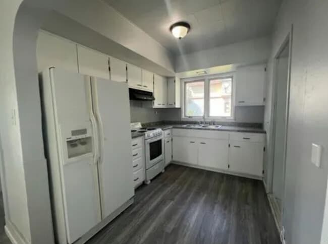 Building Photo - 407 Main St