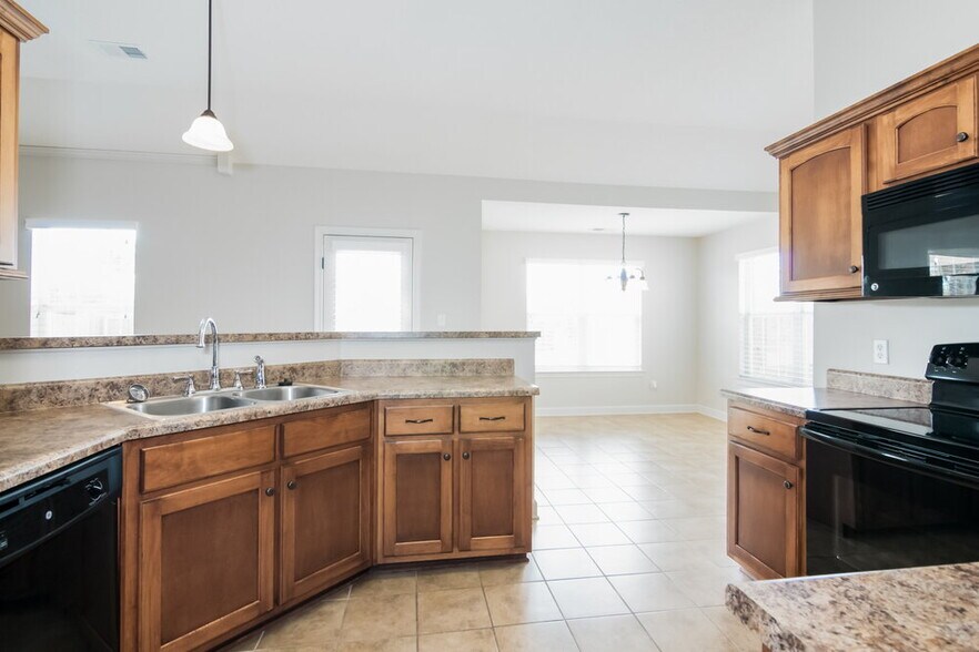Building Photo - 2571 Blue Ridge Dr