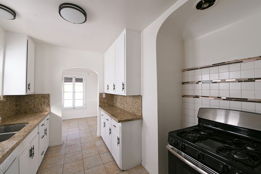 Building Photo - 913 Le Doux Rd