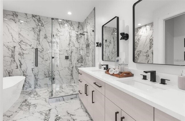 Building Photo - 102 W Adalee St