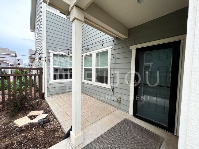 Building Photo - 1167 Solitaire St