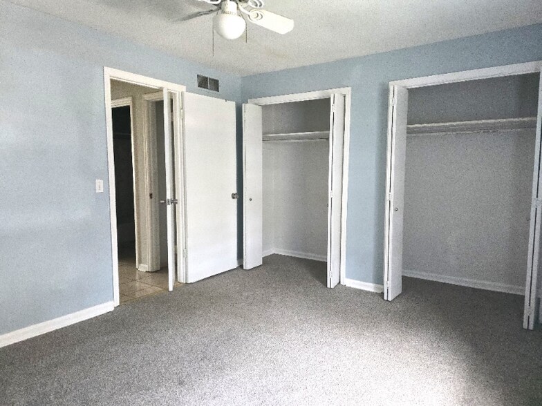 Building Photo - 3815 Parklane Dr