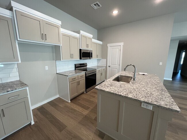 Building Photo - BRAND NEW DUPLEX!