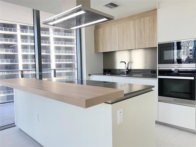Building Photo - 1000 Brickell Plz