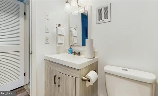 Building Photo - 105 Jamestown Rd