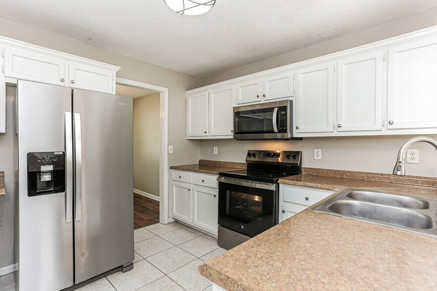 Building Photo - 460 Heathgate Dr SW