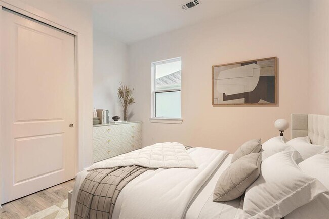 Building Photo - 300 Alava Wy