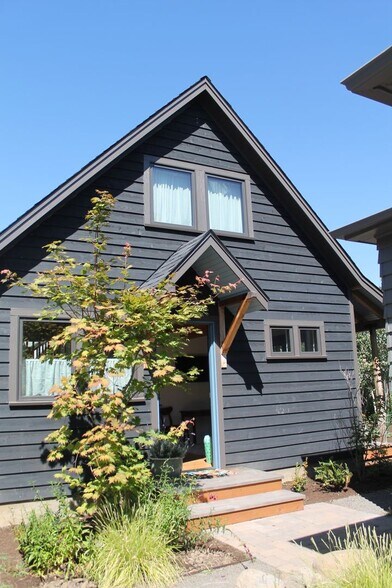 Building Photo - 1553 SE Umatilla St