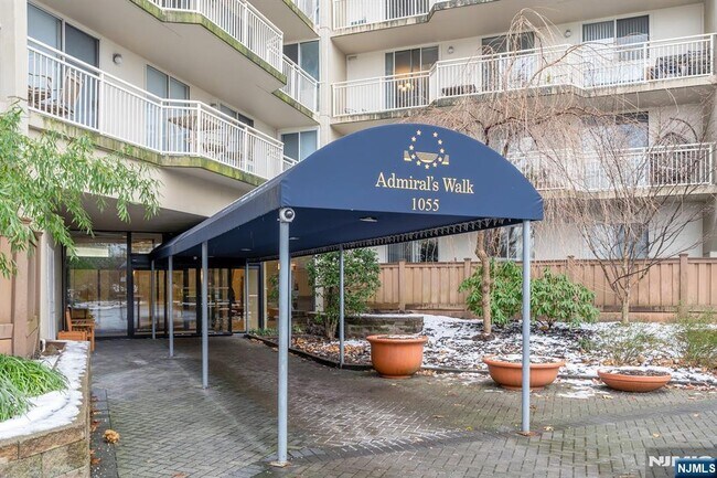 Building Photo - 1055 River 809