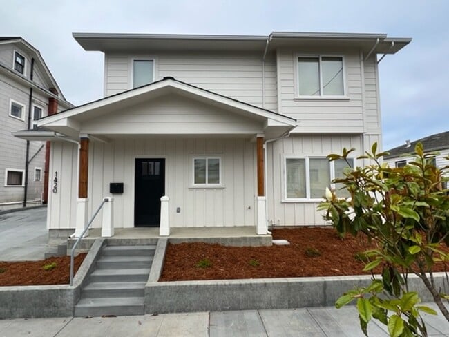 Primary Photo - NEWER 3/2 Construction in Eureka! Beautifu...