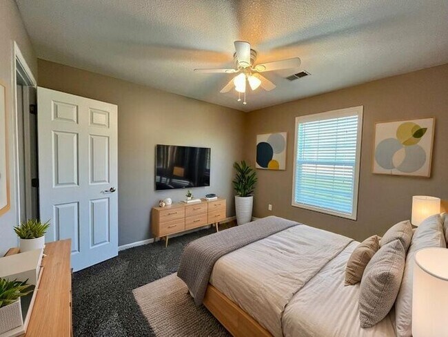 Building Photo - AFFORDABLE, SPACIOUS RANCH STYLE DUPLEX IN RAYMORE!