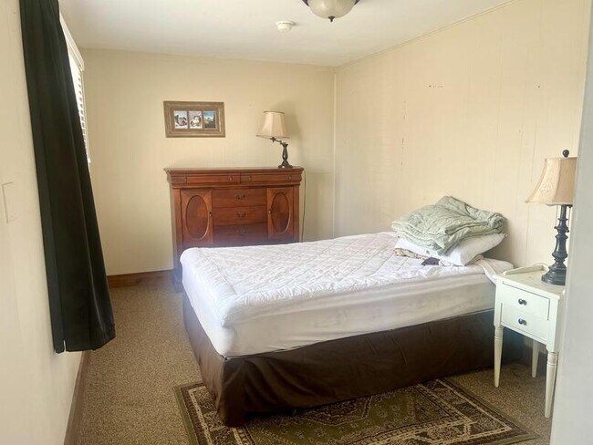 Building Photo - 564 N Main St