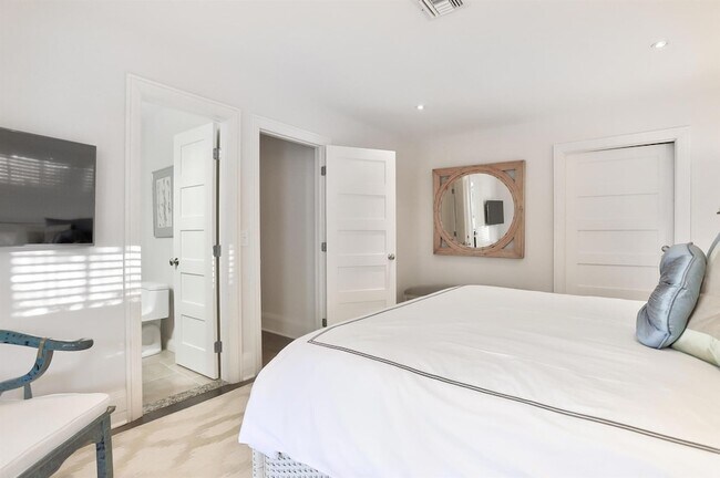 Building Photo - 835 Canary Walk